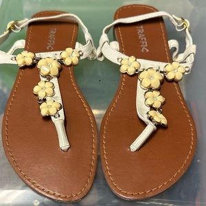 Floral design sandal 🌸